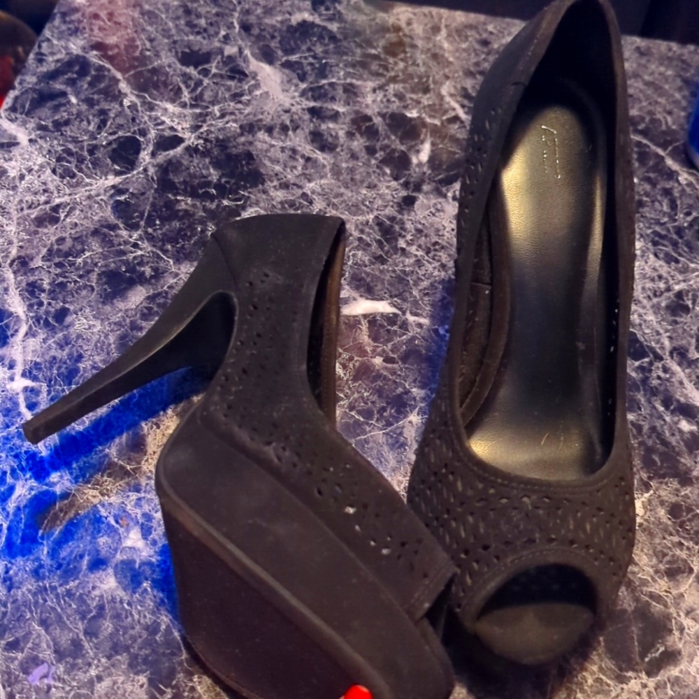 APT 9 Black Mesh Peep Toe Pumps 9